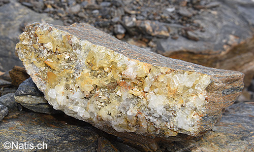 Ca. 20cm breites Stück einer Kluftwand aus einer Zerrkluft, an welcher Bergkristalle wachsen konnten. Binntal, Wallis